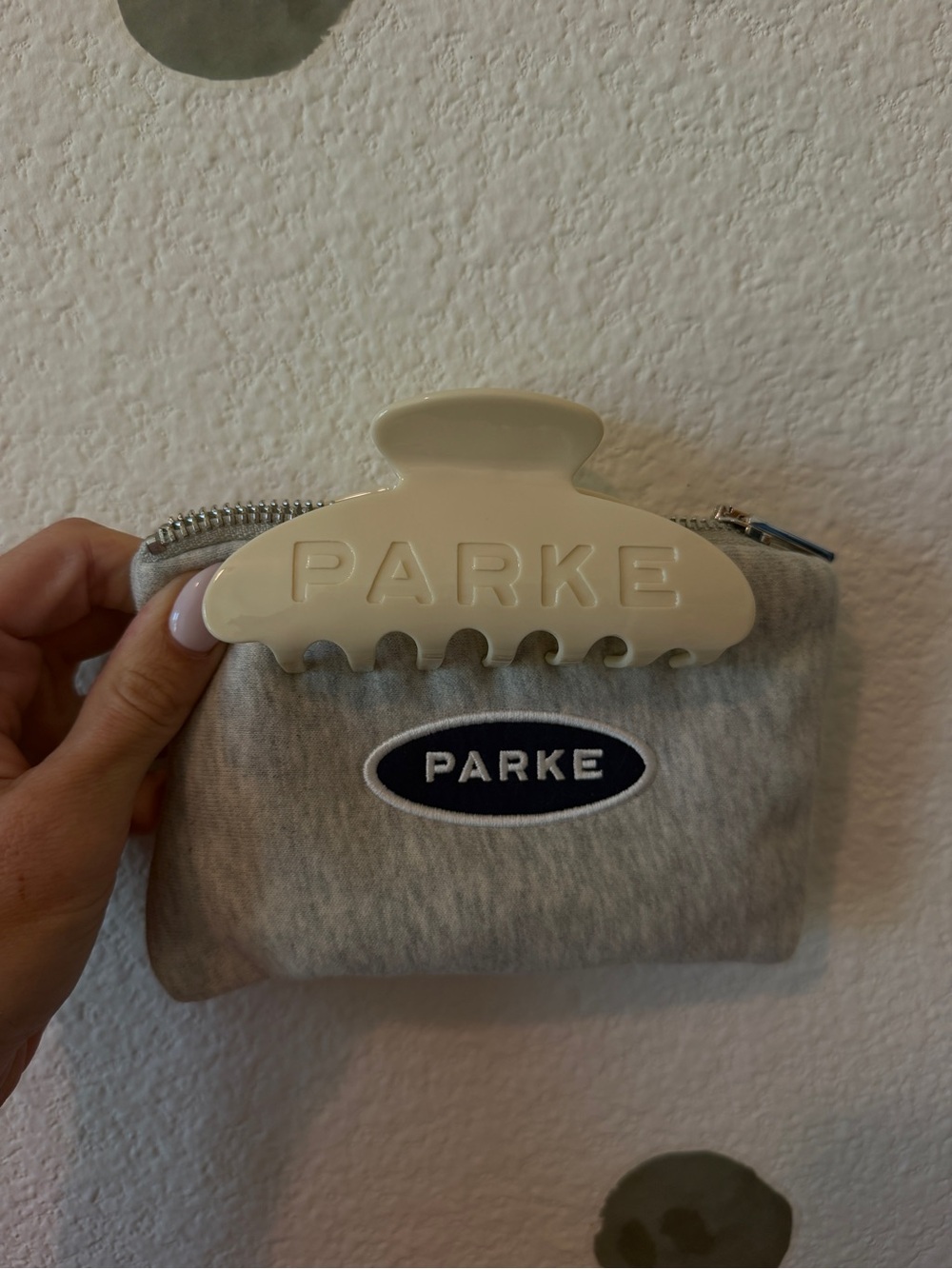Parke Cream Hair Claw Clip with Gray Pouch
